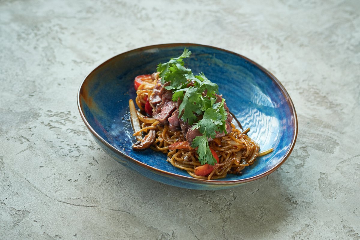 Wheat noodles with beef steak, vegetables and mushrooms<br>420 g.