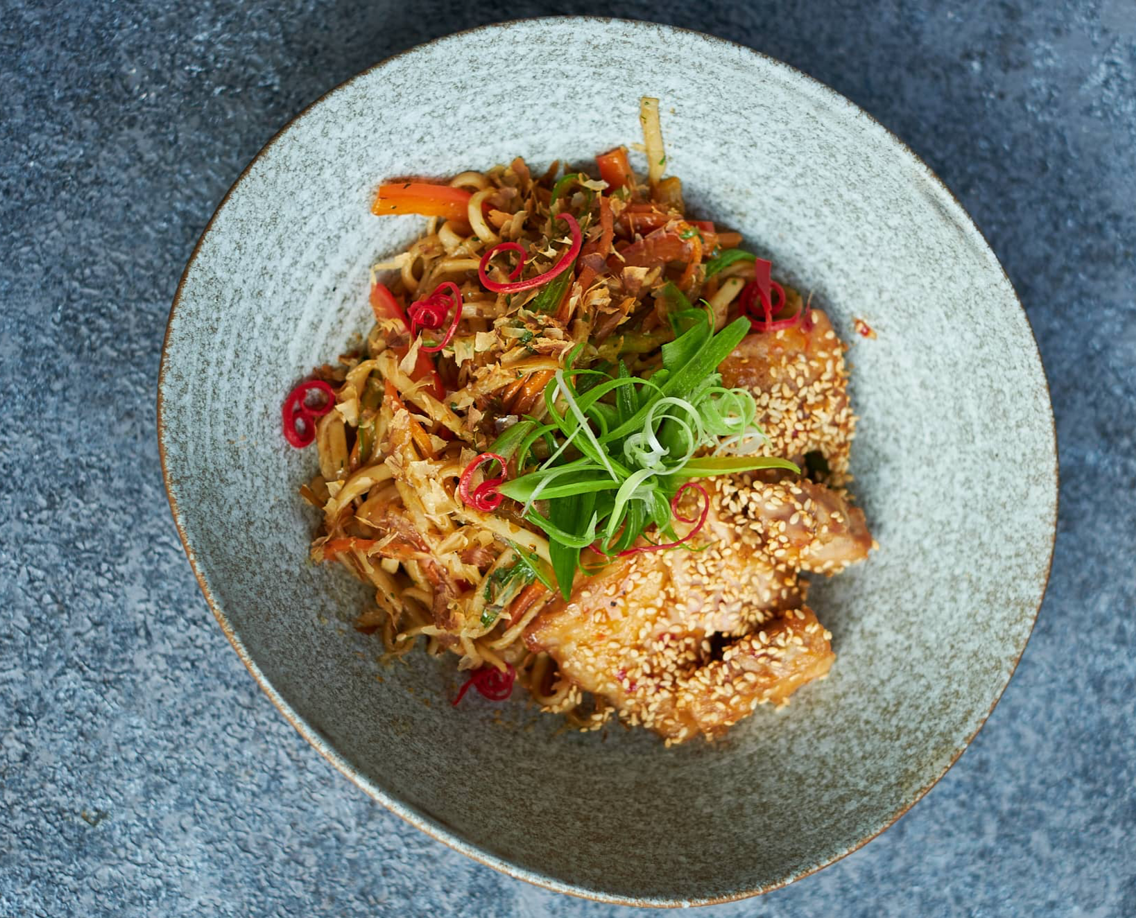 Wheat noodles with chicken, vegetables, sweet chili sauce and bonito<br>410 g.